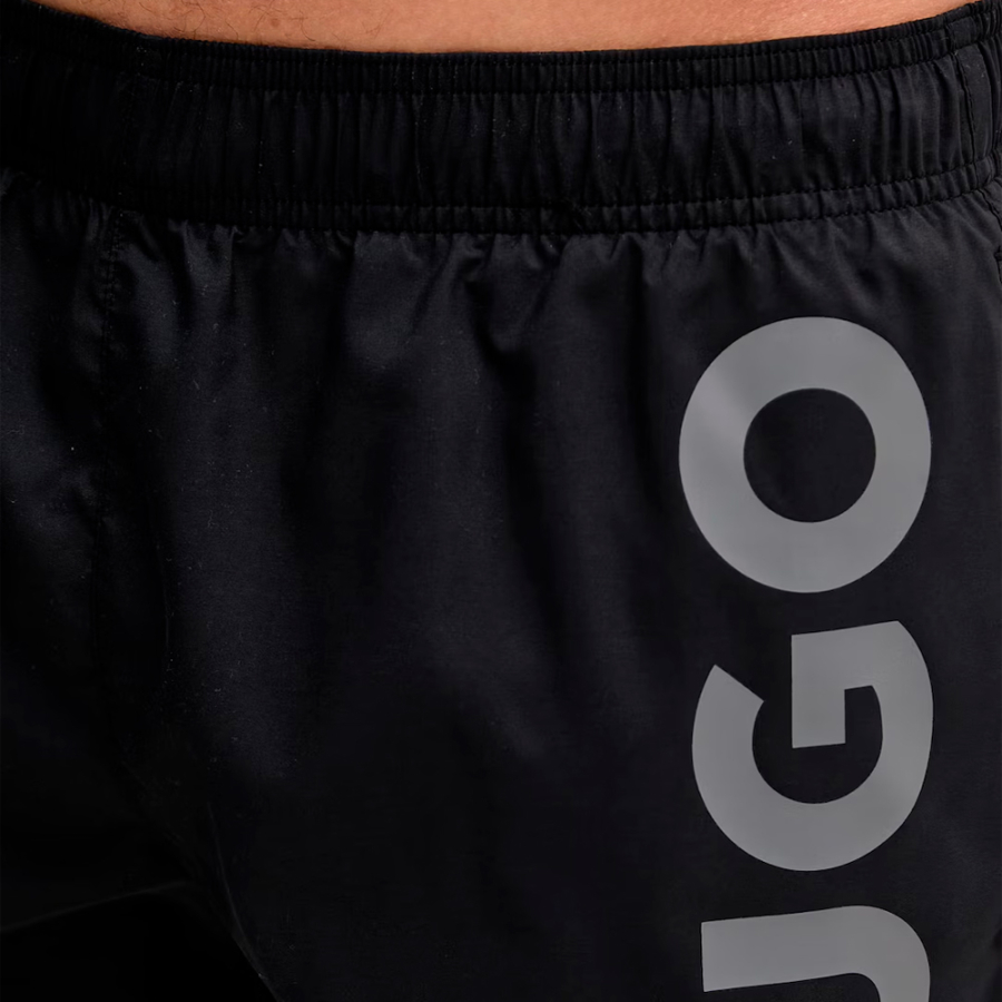 badehose-mit-vertikal-aufgedrucktem-logo