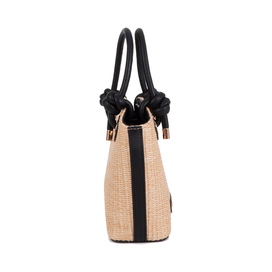tasche-in-kontrastierender-raffia-optik