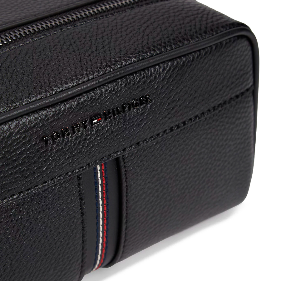 borsa-da-toilette-granulata-con-logo-metallico