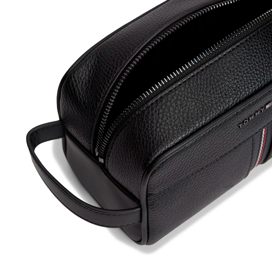 trousse-de-toilette-granuleuse-avec-logo-metallique trousse-de-toilette-granuleuse-avec-logo-metallique