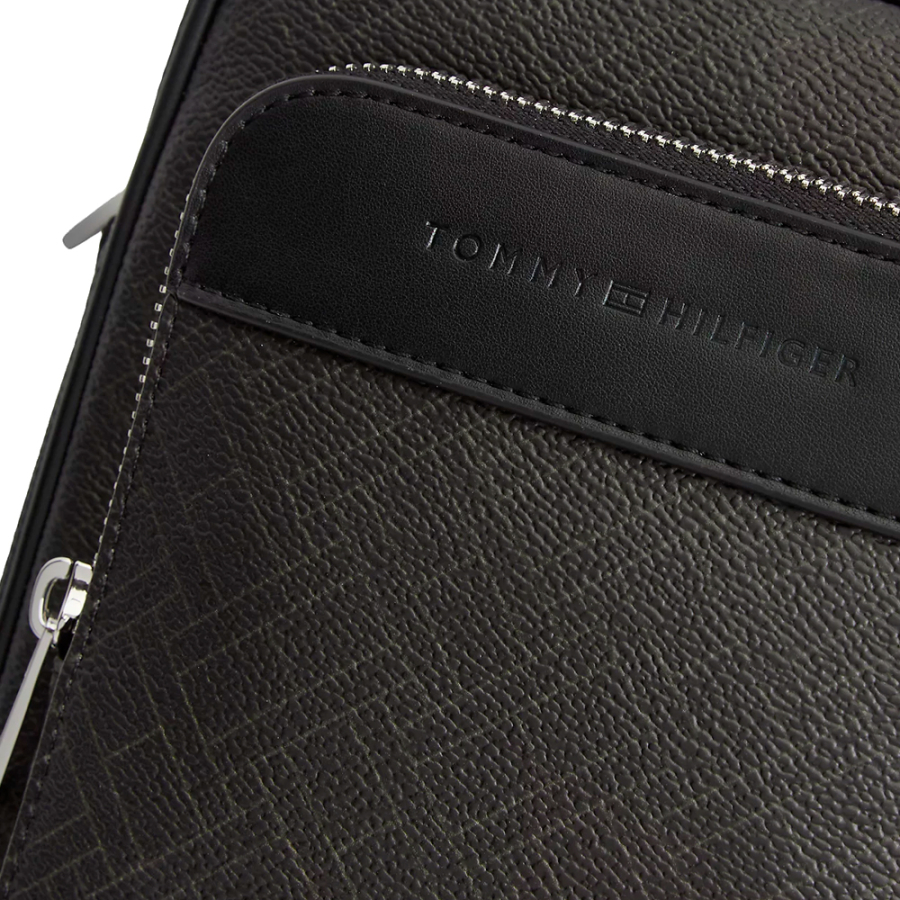 bolsa-estilo-reporter-com-alca-de-ombro-e-logotipo