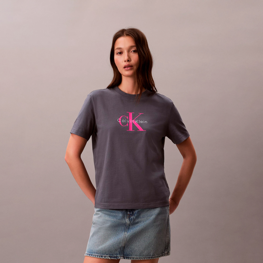 t-shirt-avec-monogramme-et-logo