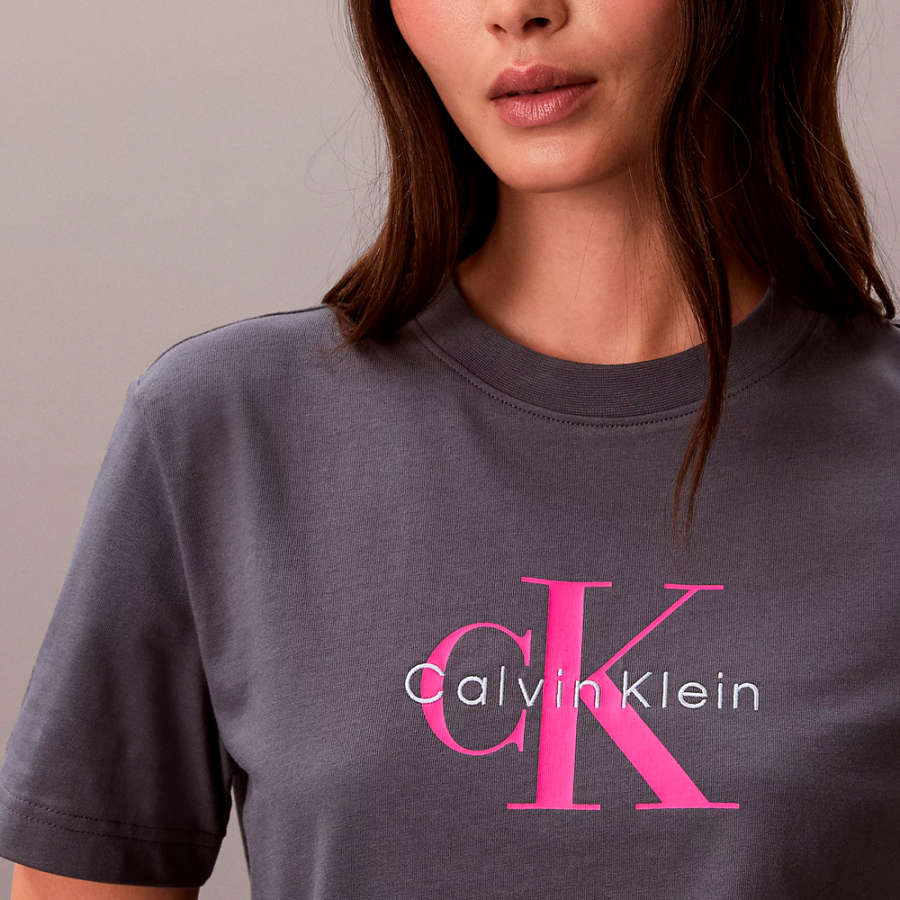 t-shirt-avec-monogramme-et-logo