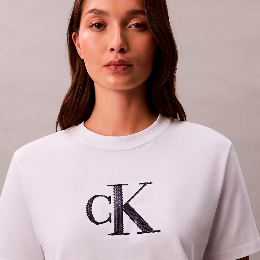 camisa-classica-com-monograma-e-lantejoulas