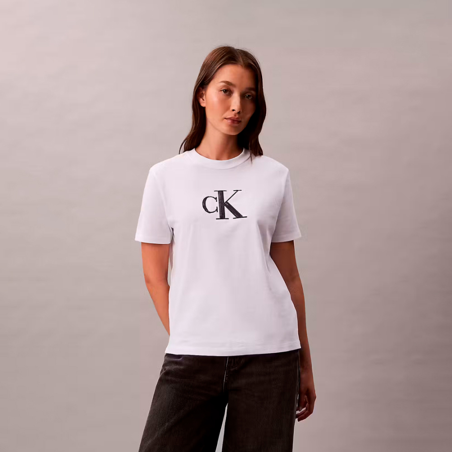 camisa-classica-com-monograma-e-lantejoulas