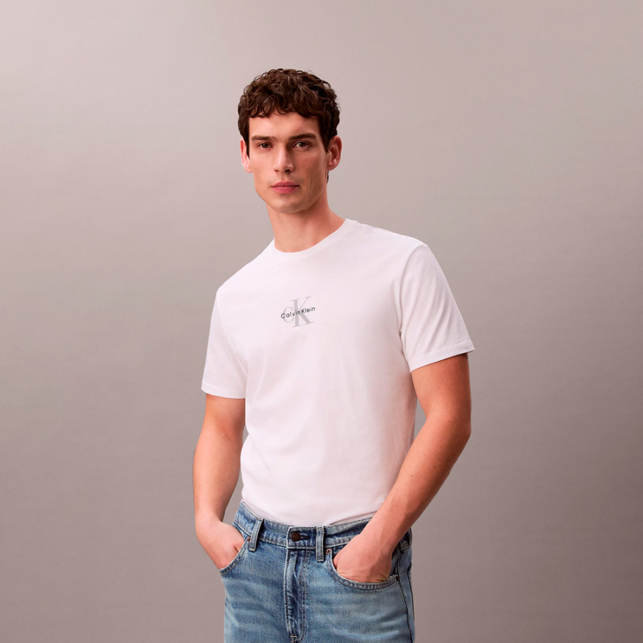 t-shirt-mit-monogramm-und-logo