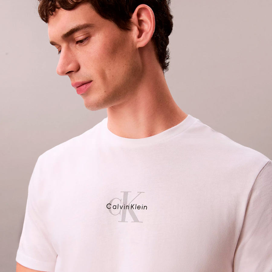 t-shirt-mit-monogramm-und-logo