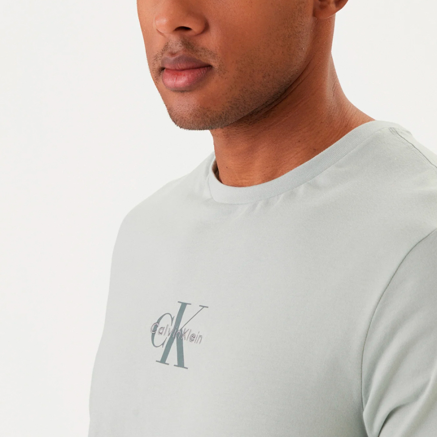 t-shirt-con-monogramma-e-logo