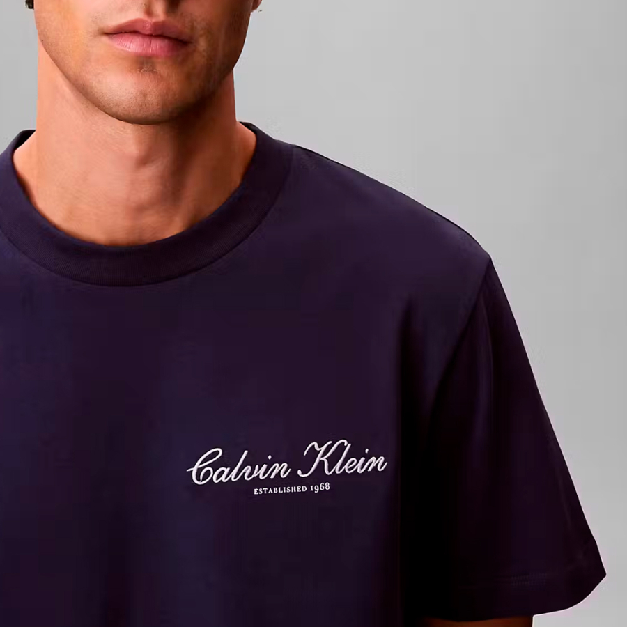camiseta-com-logotipo-bordado