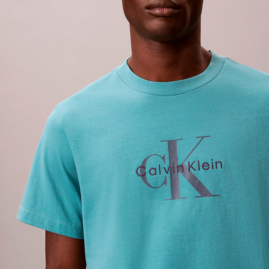 camiseta-com-monograma-e-logotipo