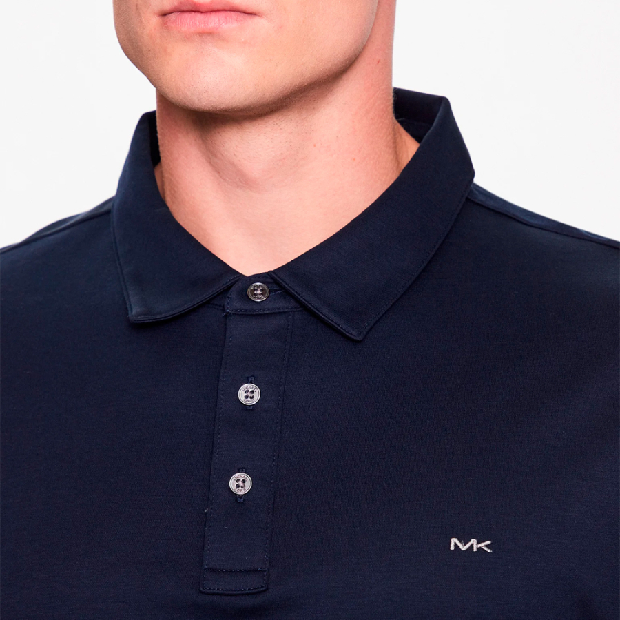 poloshirt-mit-markenlogo