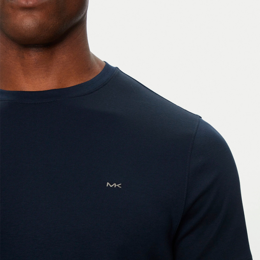 camiseta-com-logotipo-da-marca