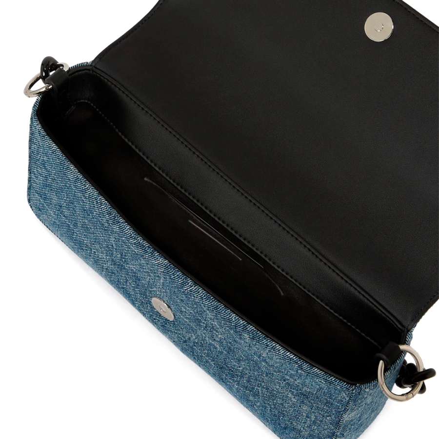 bolsa-de-mao-com-alca-superior-em-corrente-e-tecido-jeans