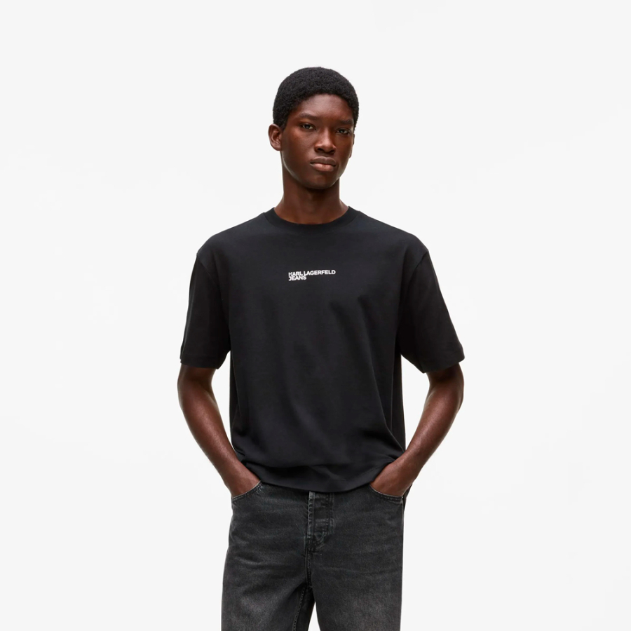 camiseta-com-efeito-de-moldura-do-logotipo-modelagem-regular