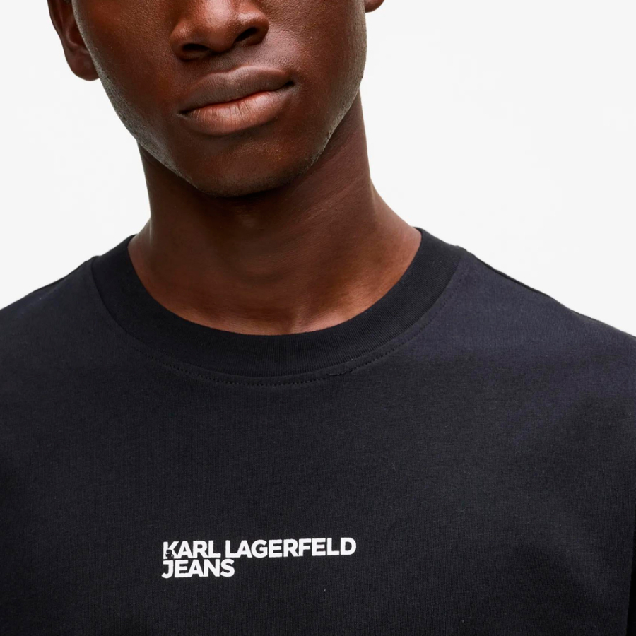 camiseta-com-efeito-de-moldura-do-logotipo-modelagem-regular