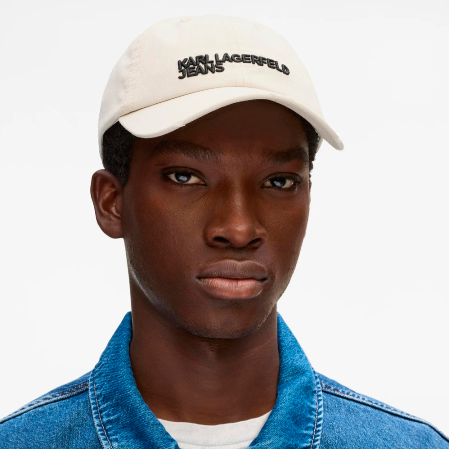 casquette-avec-logo-et-effet-vieilli