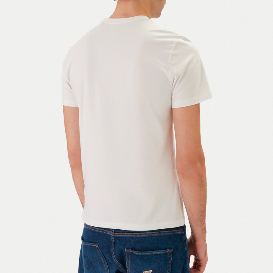 camiseta-con-logo-triangular