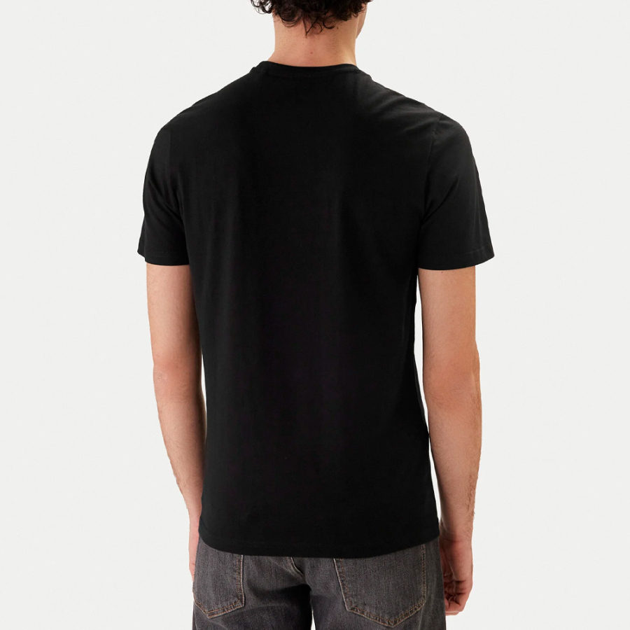 t-shirt-mit-dreieckigem-logo