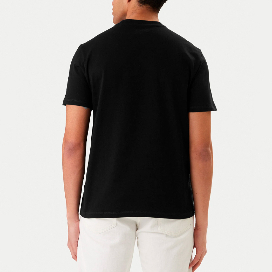 camiseta-com-logo-triangular