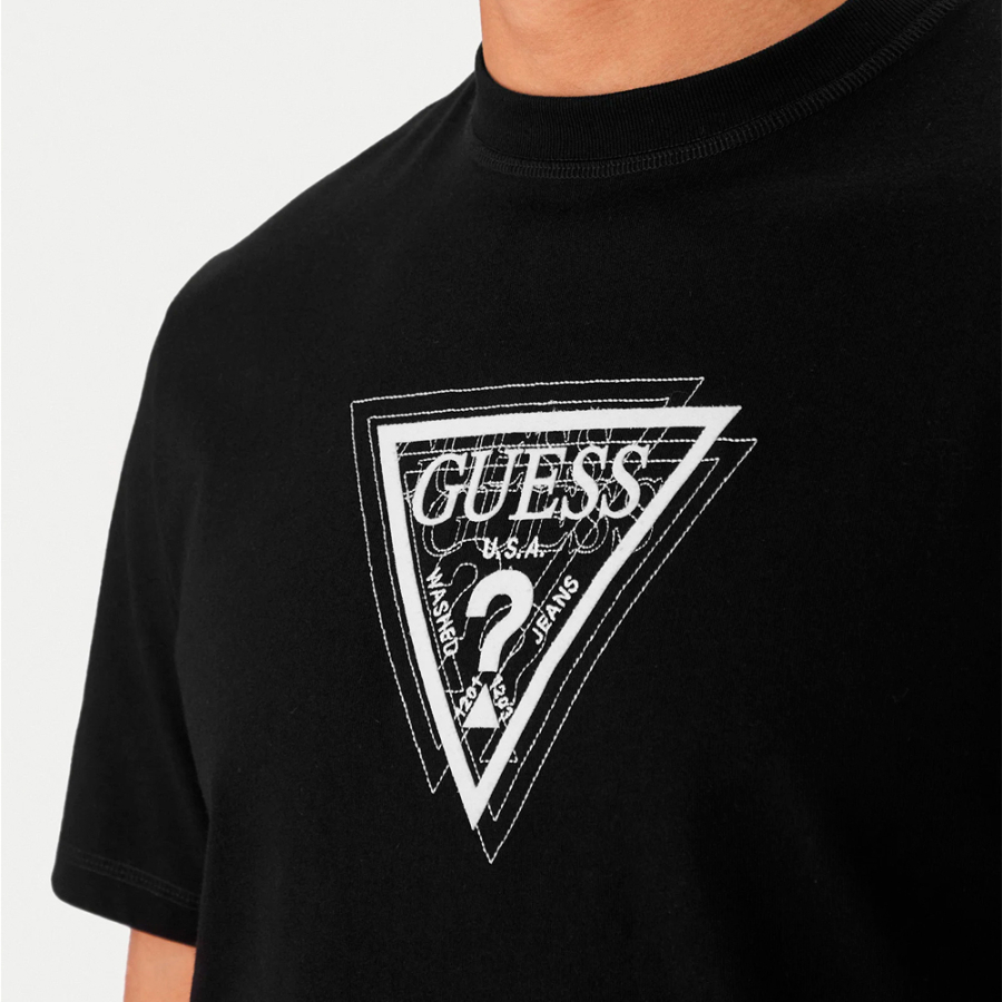 t-shirt-mit-dreieckslogo