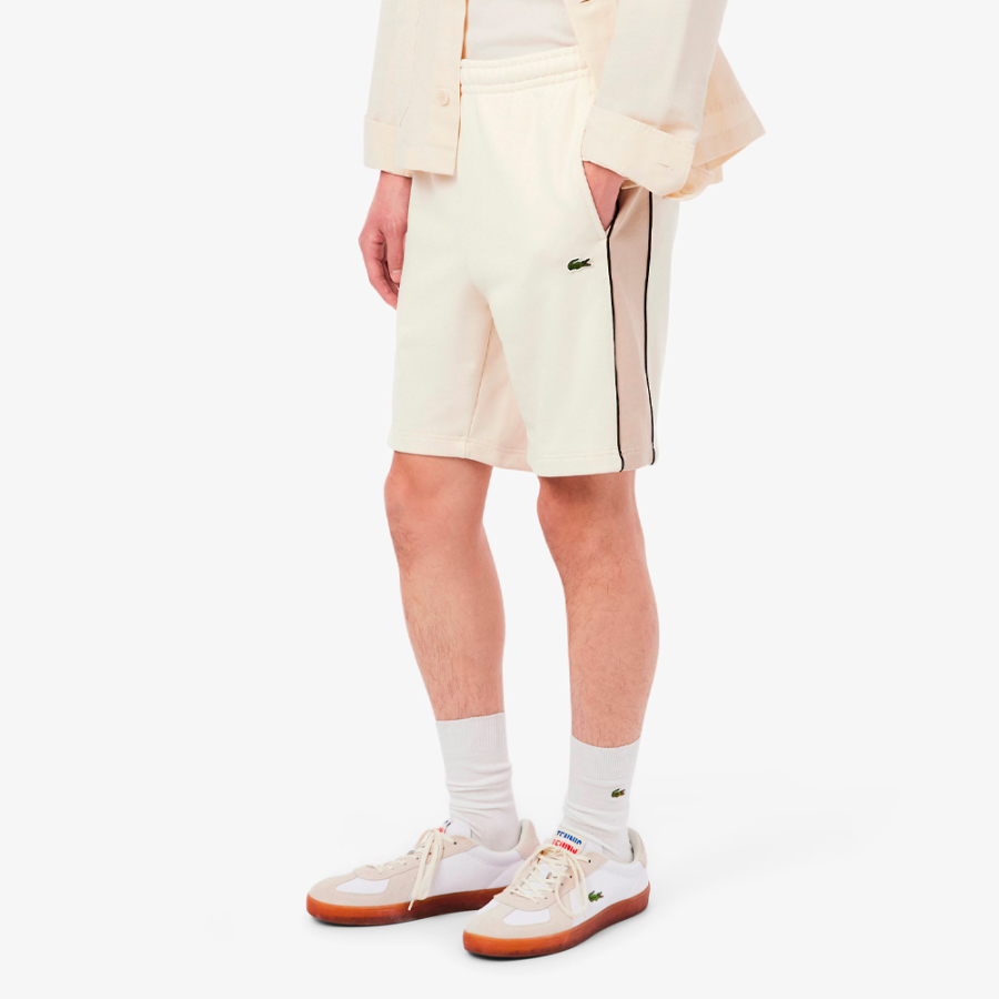 kurzer-regularer-haarschnitt-mit-farbblocken