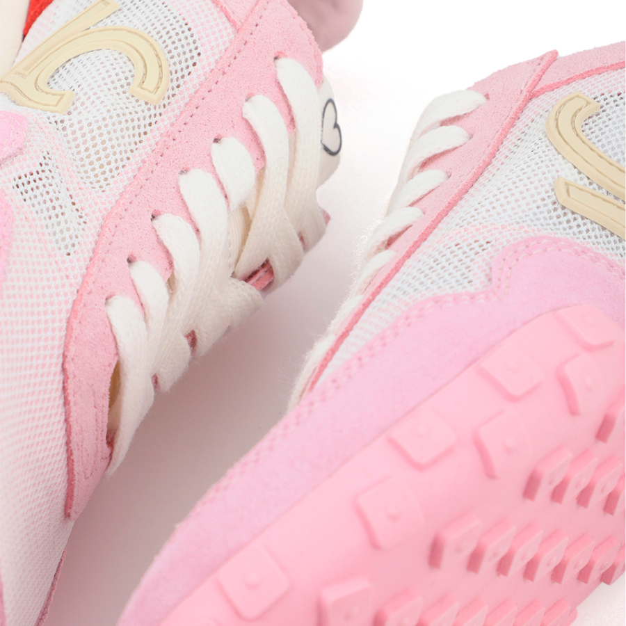 sports-shoes-in-mesh-and-different-fabrics