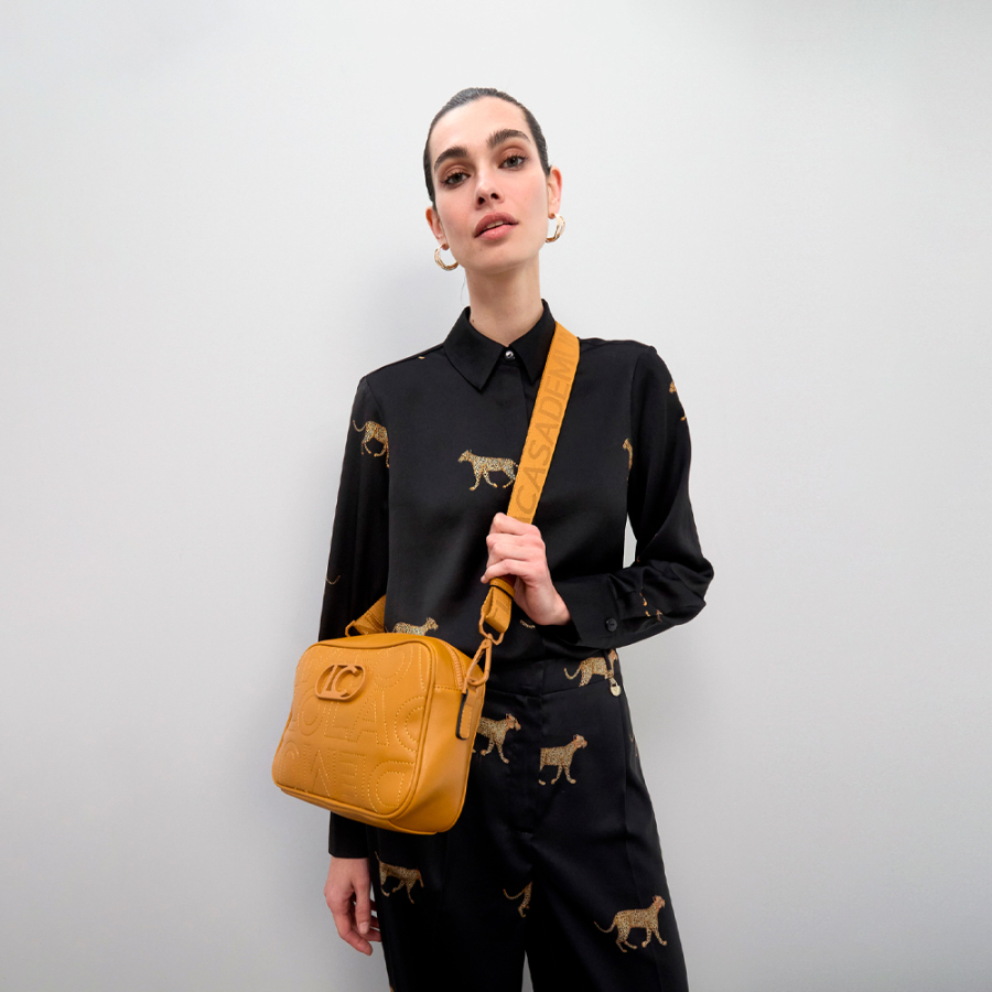 bolsa-de-ombro-com-monograma-bordado