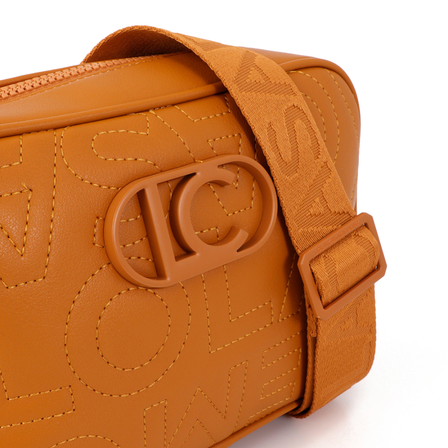 schultertasche-mit-monogrammstickerei