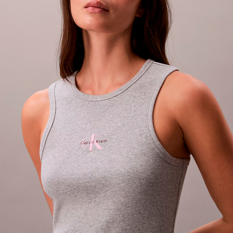 vestido-midi-canelado-com-alcas-finas-e-monograma