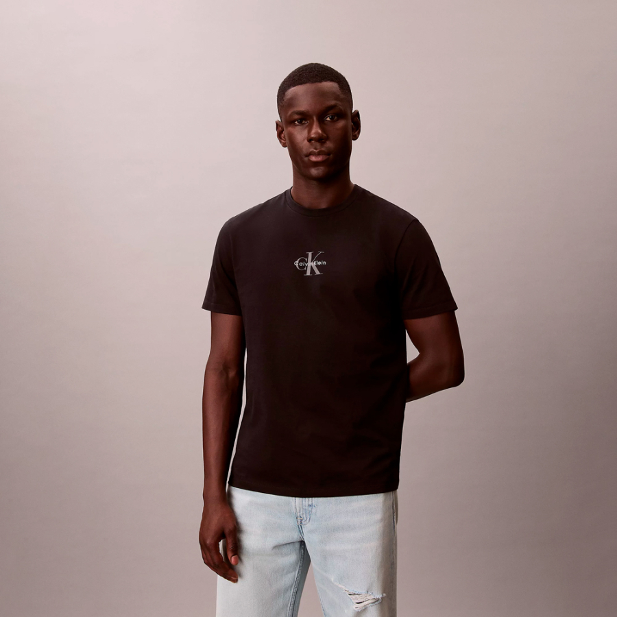 camiseta-con-monograma-y-logo