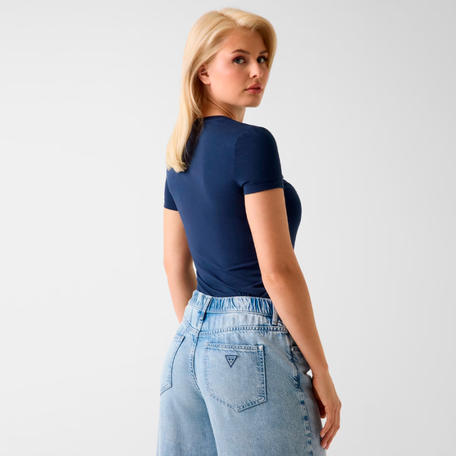 t-shirt-a-logo-coupe-ajustee