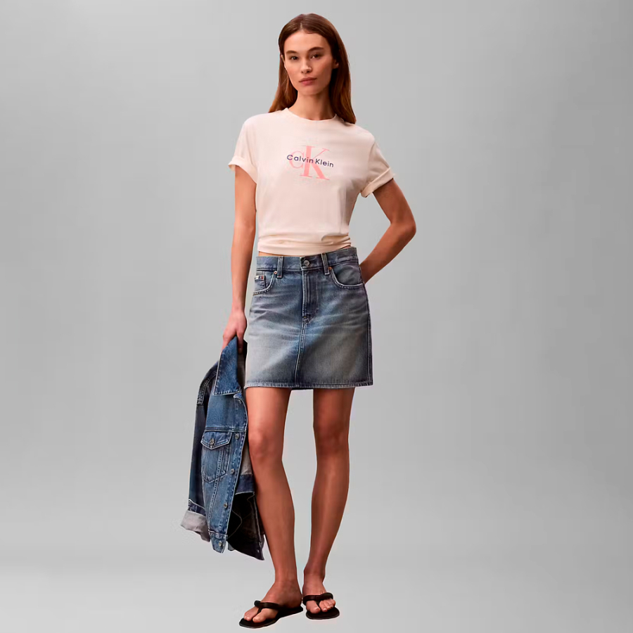 camiseta-com-monograma-e-logotipo