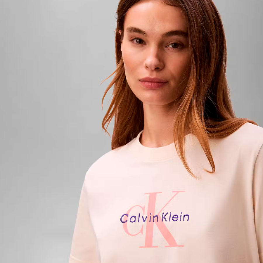 camiseta-con-monograma-y-logo