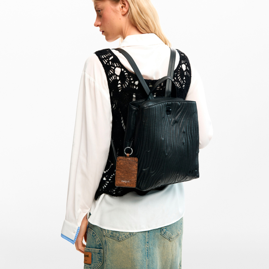 mochila-pequena-com-detalhes-em-relevo