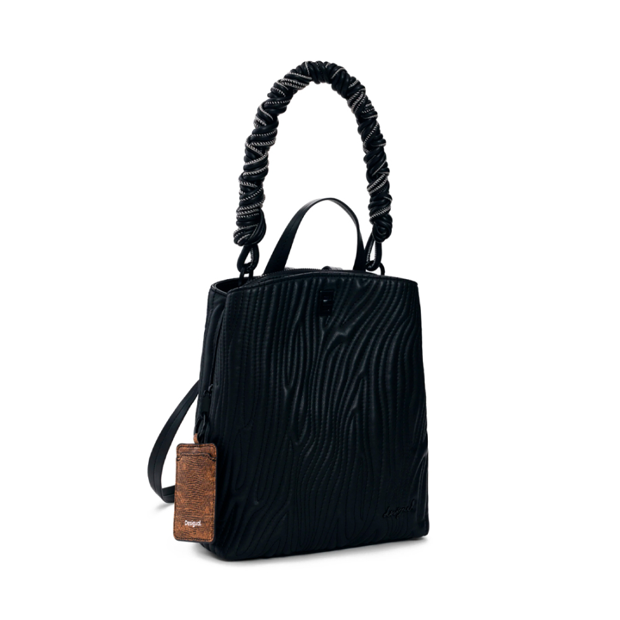 mochila-pequena-com-detalhes-em-relevo