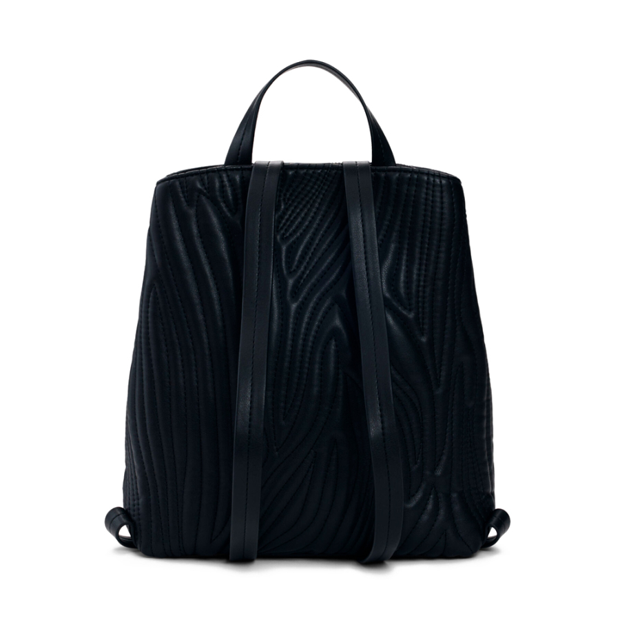 kleiner-rucksack-mit-gepragten-details