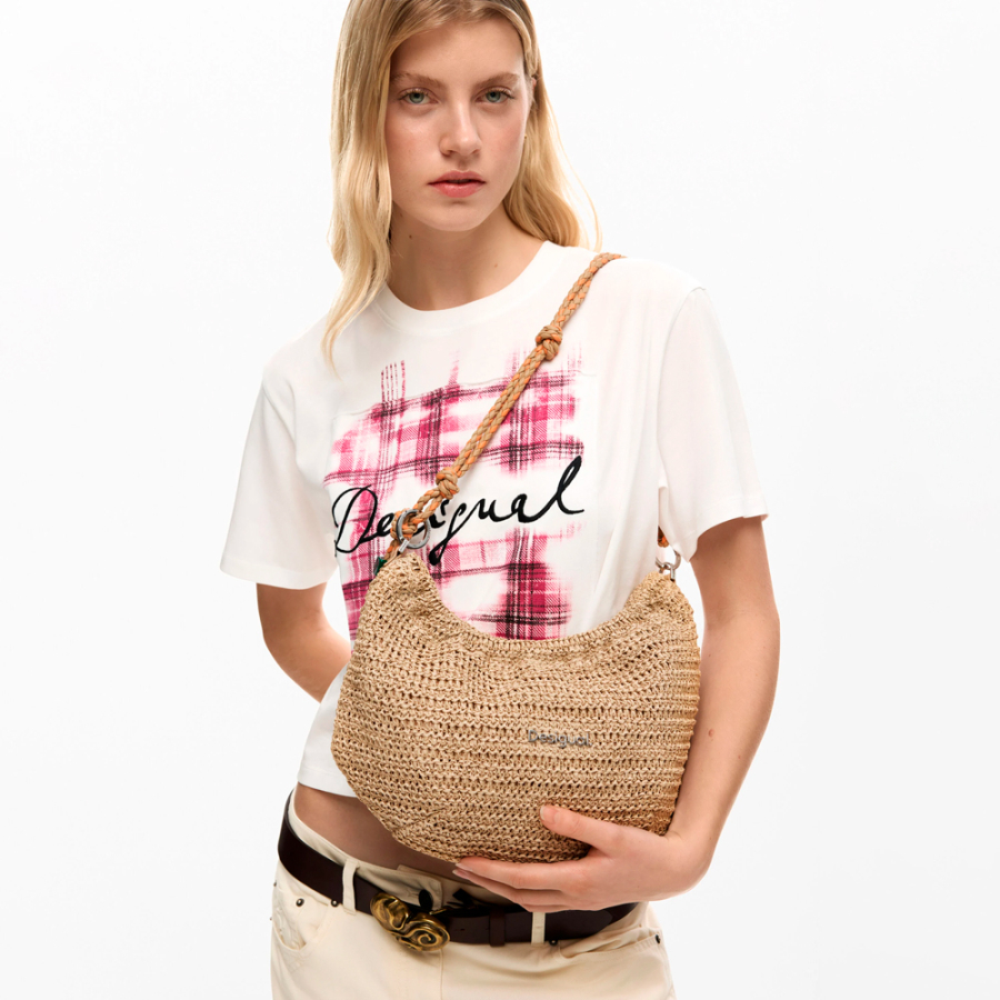 mittelgrosse-ovale-basttasche-mit-anhangern