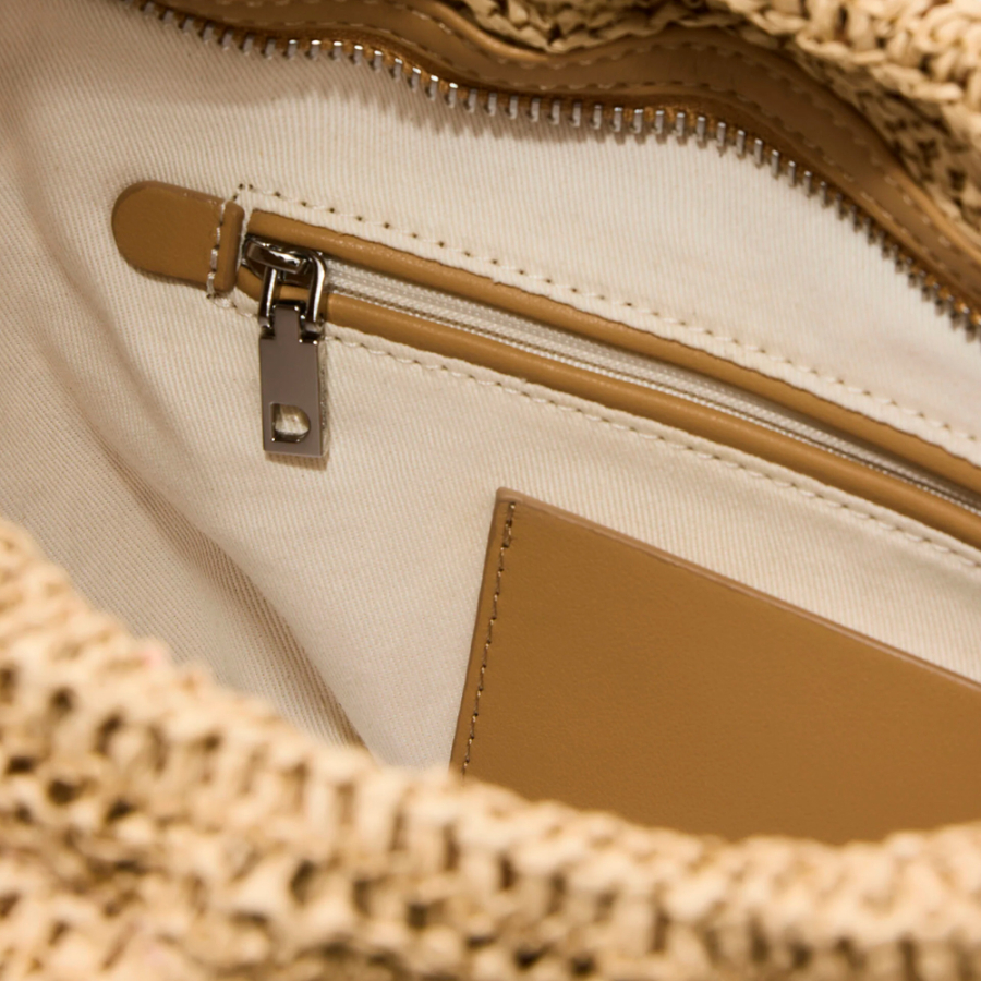 mittelgrosse-ovale-basttasche-mit-anhangern