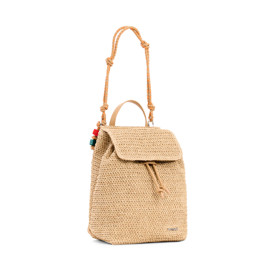 mochila-pequena-de-rafia-com-pingentes