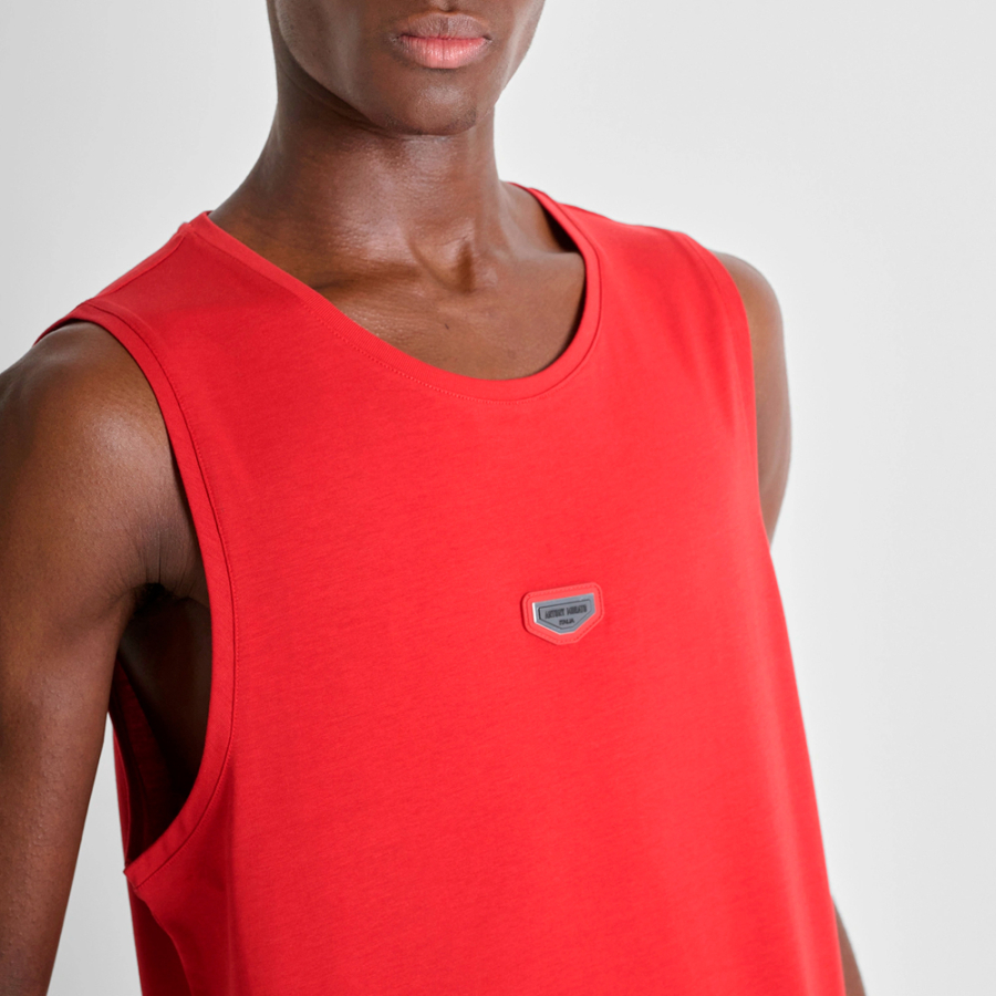 camiseta-regata-de-algodao-com-modelagem-regular-e-etiqueta-com-o-logotipo