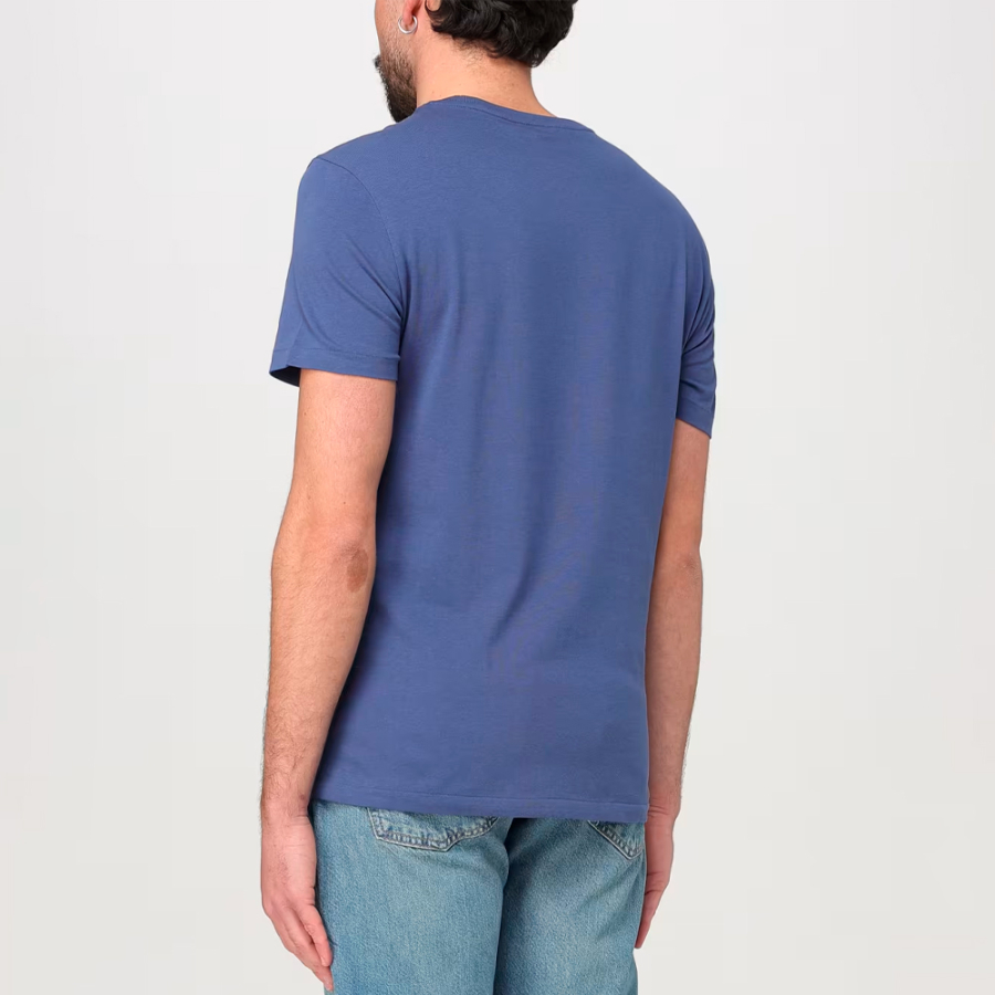 personalisiertes-t-shirt-mit-rundhalsausschnitt-und-tailliertem-schnitt