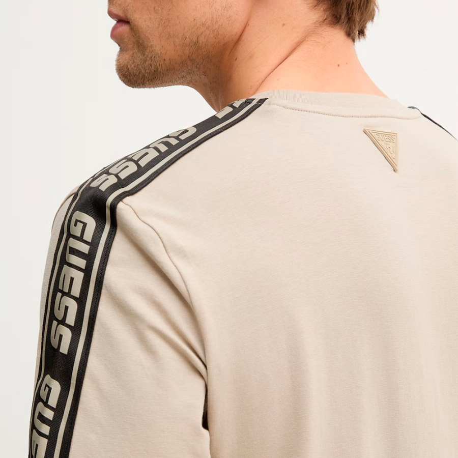 camiseta-elastica-con-logotipo-frontal