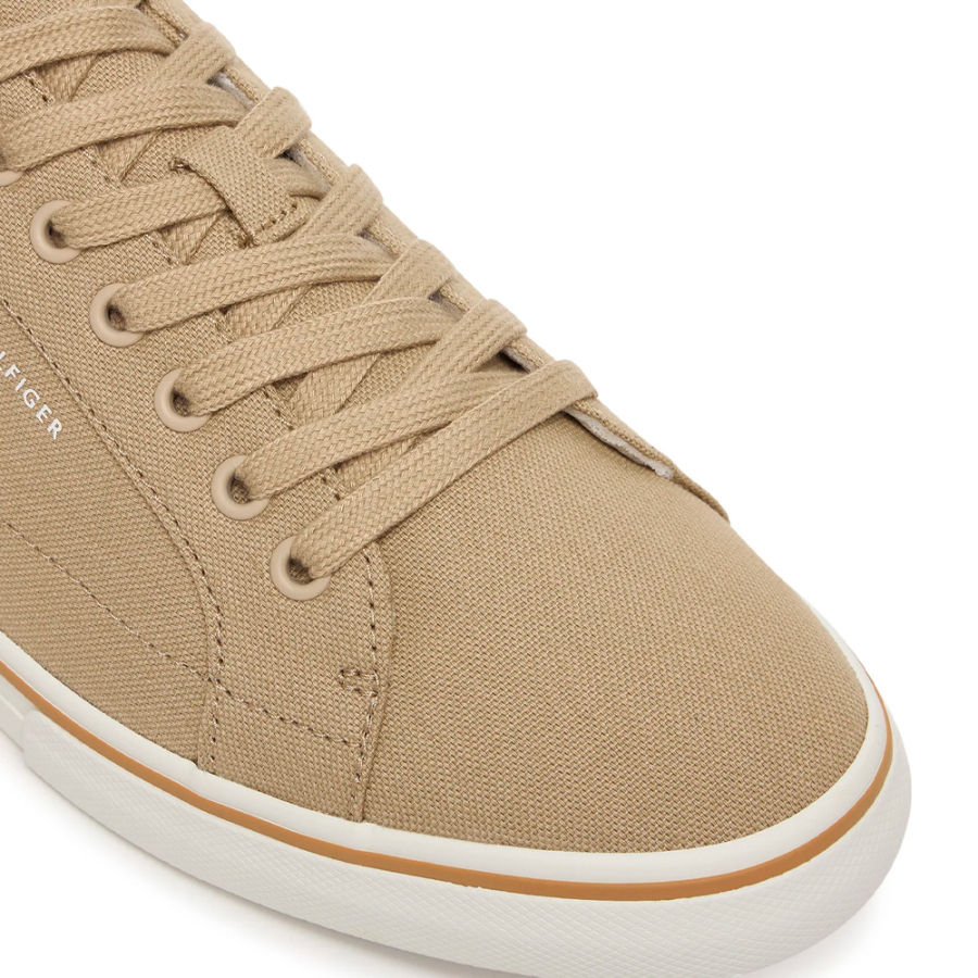 baskets-en-toile-avec-logo-en-relief baskets-en-toile-avec-logo-en-relief