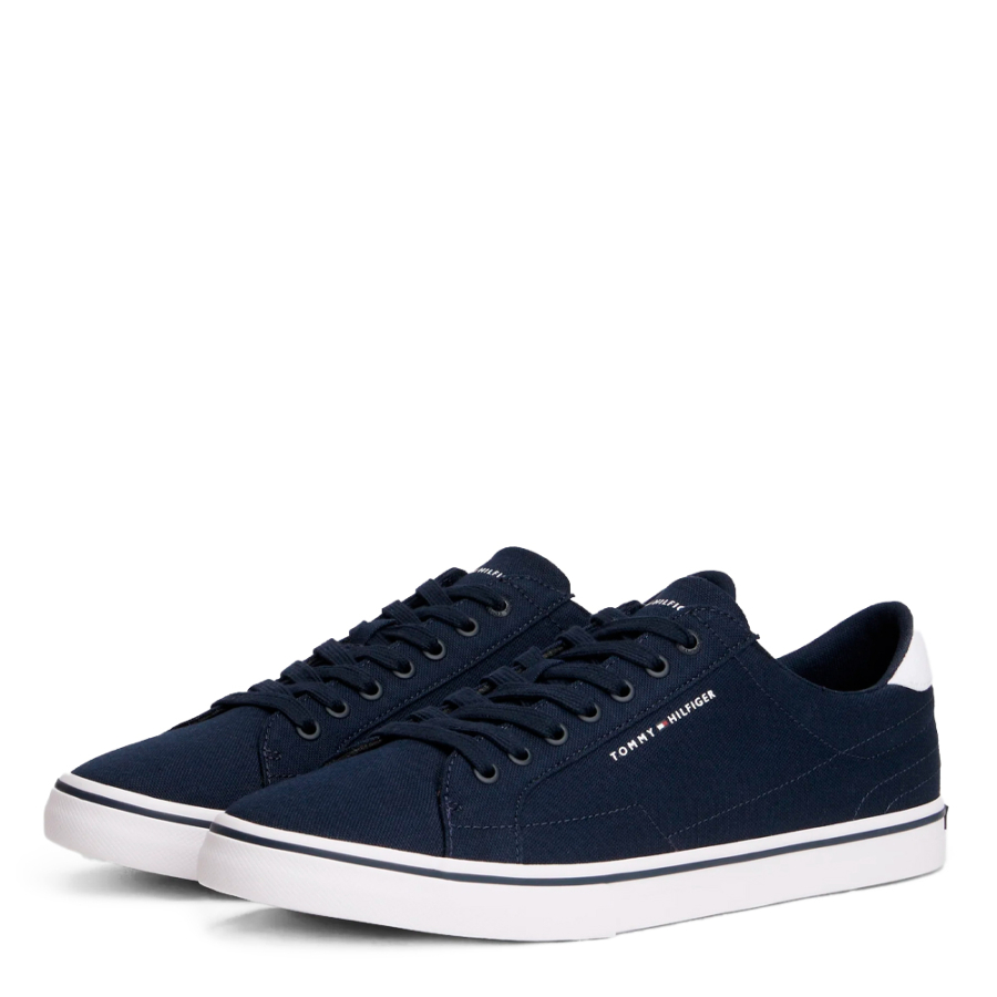 baskets-en-toile-avec-logo-en-relief