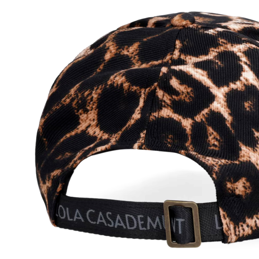 casquette-a-details-leopard-et-paillettes