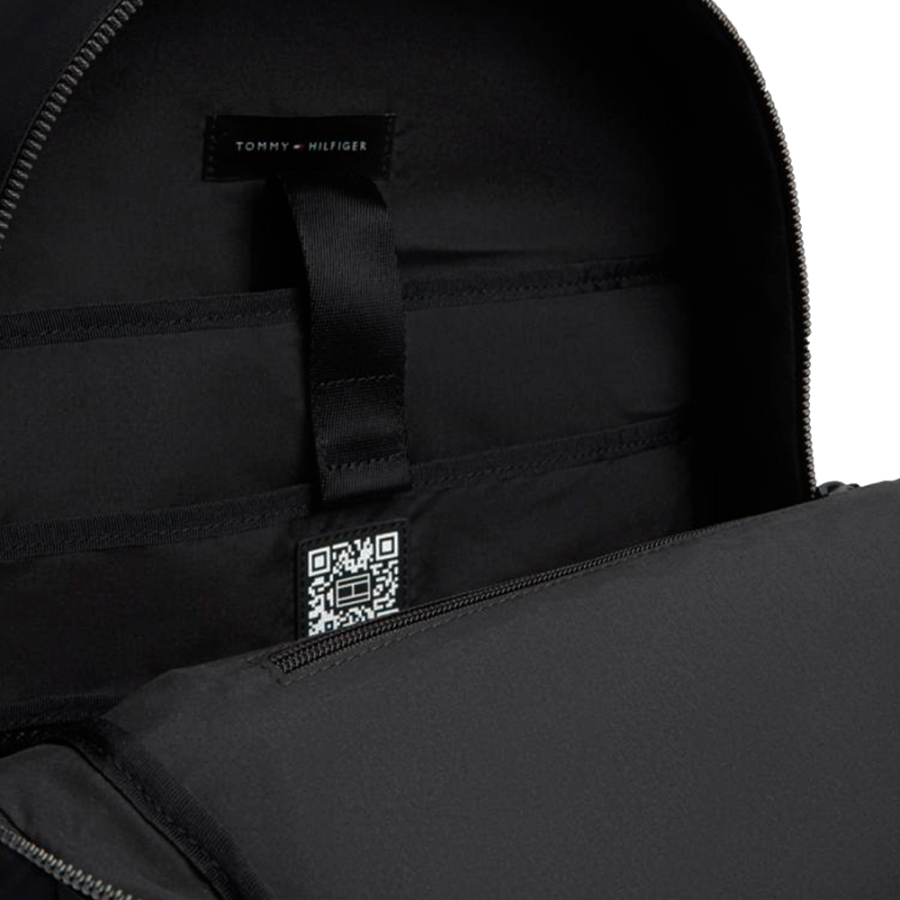 mochila-com-logotipo-metalico