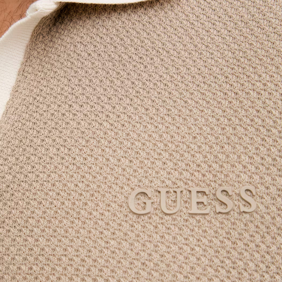 camisa-polo-com-logotipo-triangular