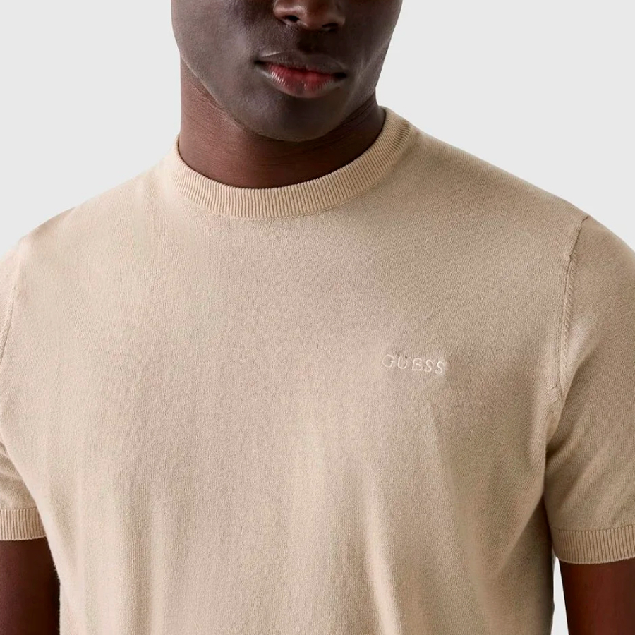 t-shirt-avec-logo-tisse