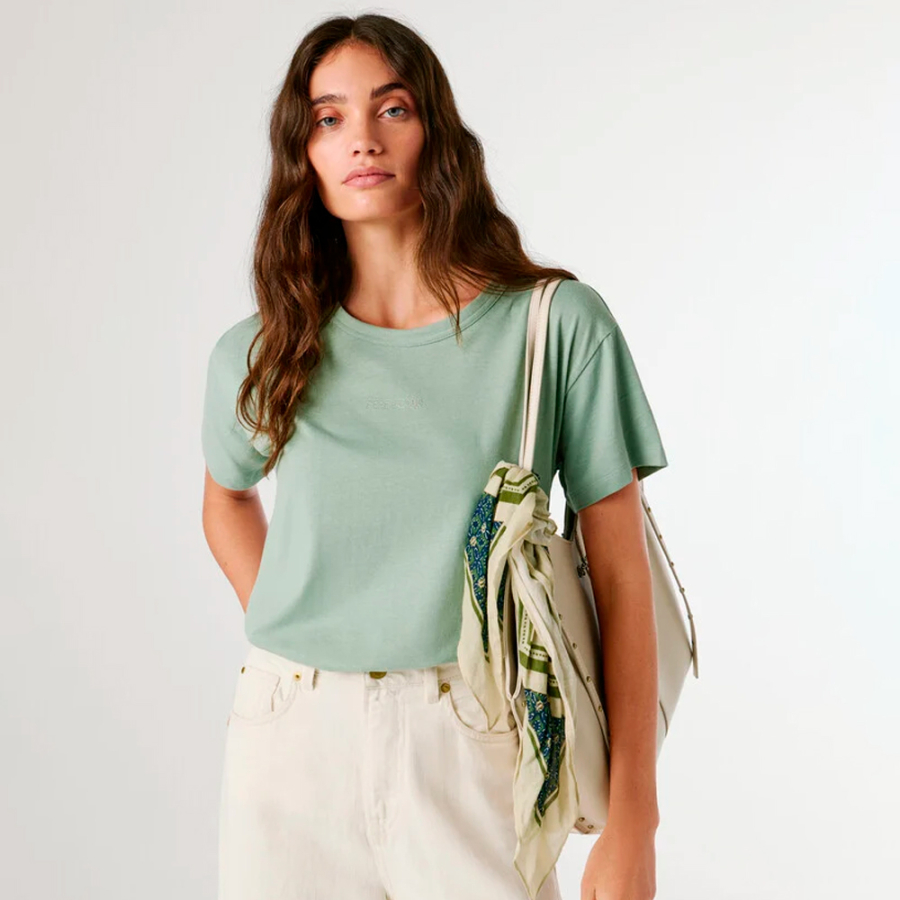 camiseta-com-logo-de-strass