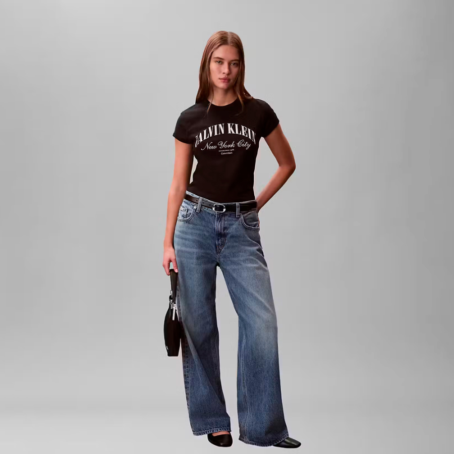 camiseta-de-corte-justo-com-o-logotipo-da-universidade